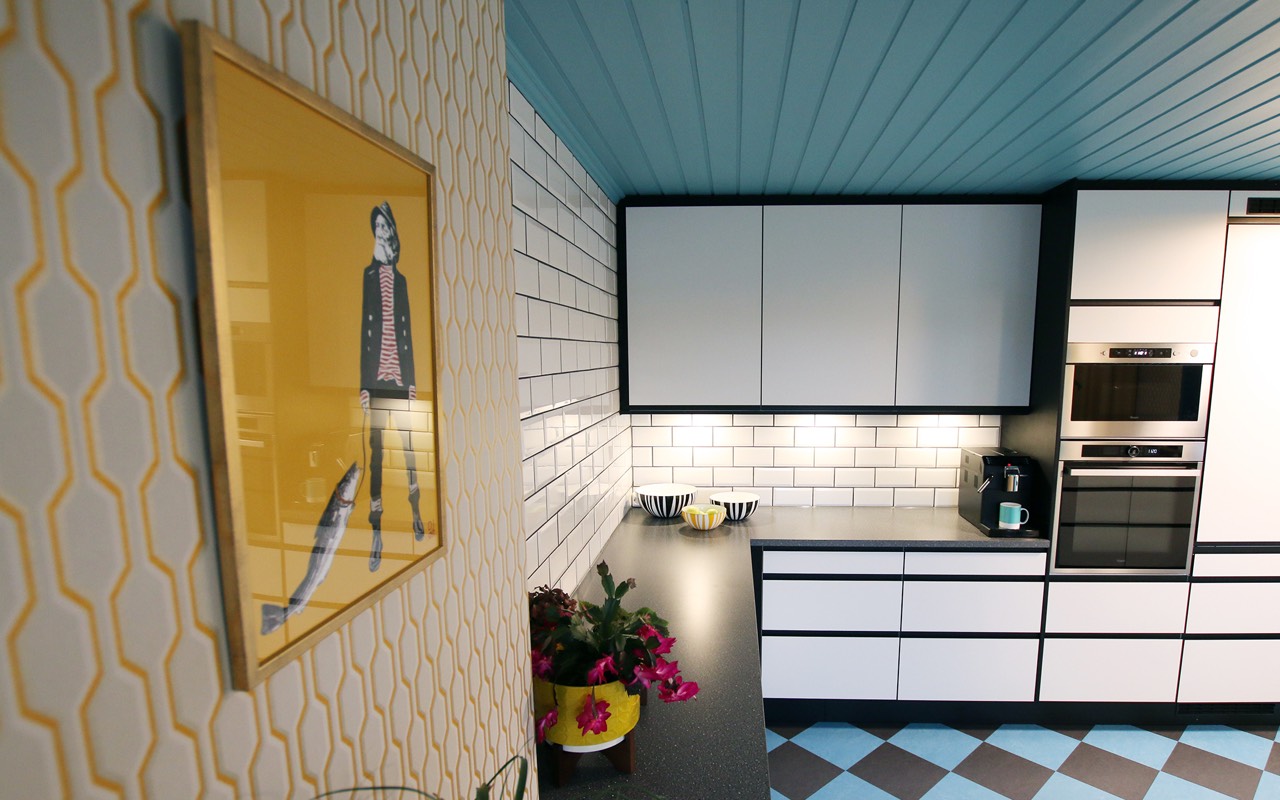 Atmosfære skapes ved leken bruk av tapet og farger.